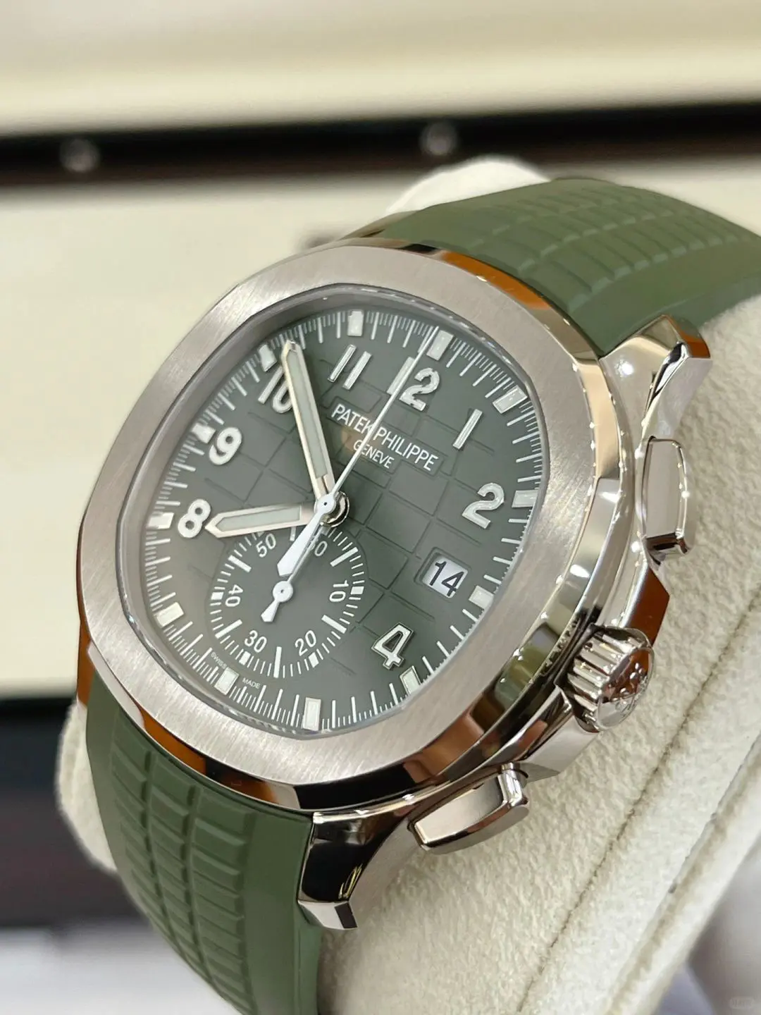 PATEK PHILIPPE Aquanaut 5968G-010 Khaki Green 42.2mm - Image 3