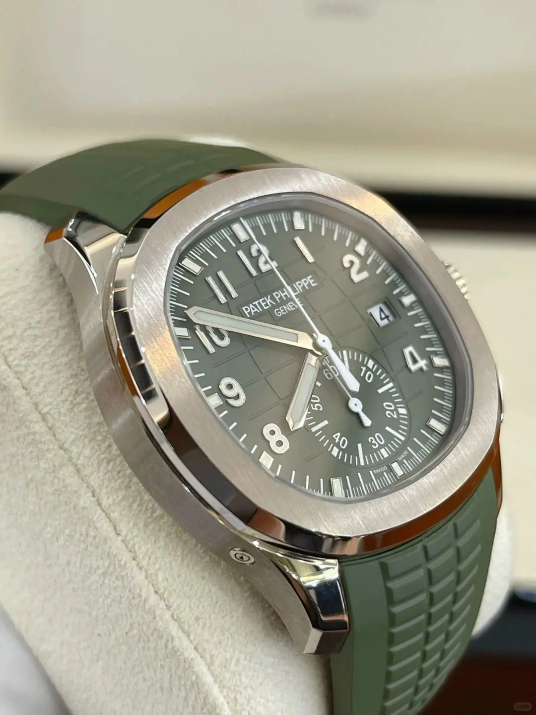 PATEK PHILIPPE Aquanaut 5968G-010 Khaki Green 42.2mm - Image 6