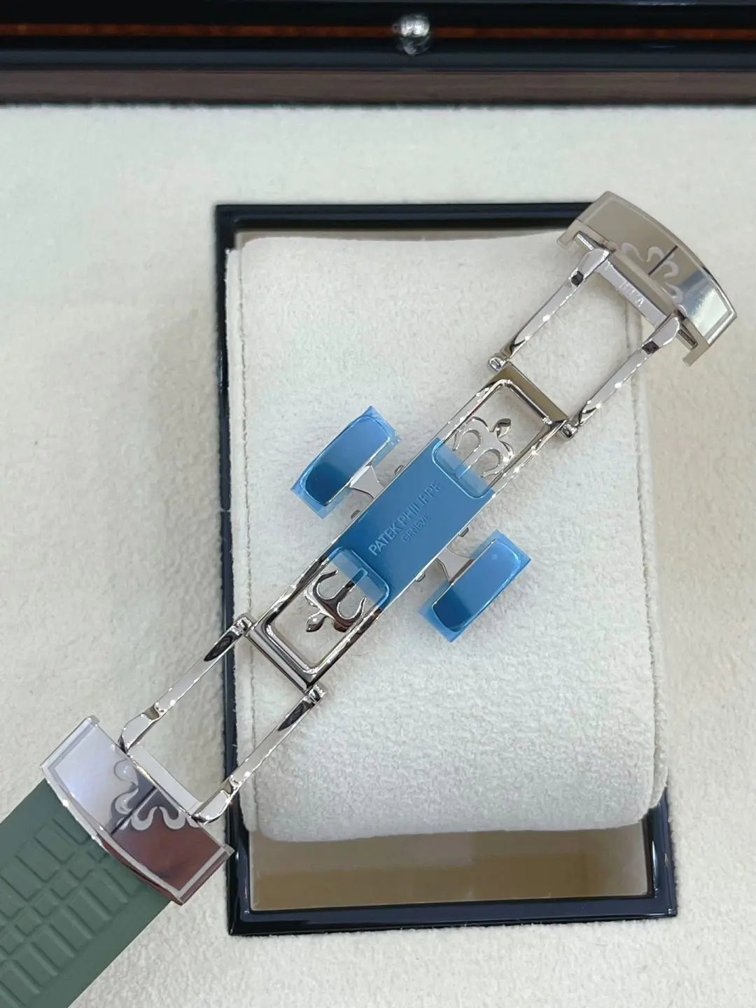 PATEK PHILIPPE Aquanaut 5968G-010 Khaki Green 42.2mm - Image 7
